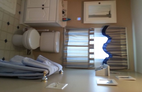 Lake Erie Beach House | Family Vacation Cottage Home Rental Close to Beach Parks Restaurants Bar