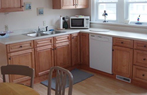 Lake Erie Beach House | Family Vacation Cottage Home Rental Close to Beach Parks Restaurants Bar