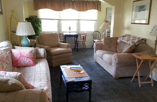Lake Erie Beach House | Family Vacation Cottage Home Rental Close to Beach Parks Restaurants Bar