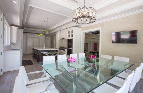 The Flats House | Family Vacation Dream: Privately Gated Mansion Tennis Court and Walk to Rodeo Dr