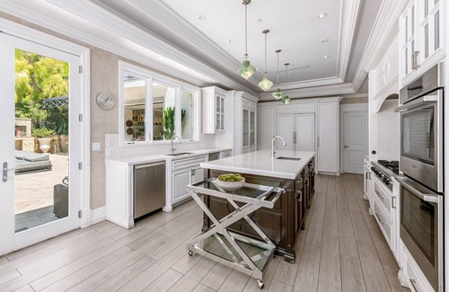 The Flats House | Family Vacation Dream: Privately Gated Mansion Tennis Court and Walk to Rodeo Dr