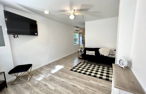 Tallahassee House | FAMU/FSU 1 bedroom/1 bath cozy home-deck, private fenced yard, free parking