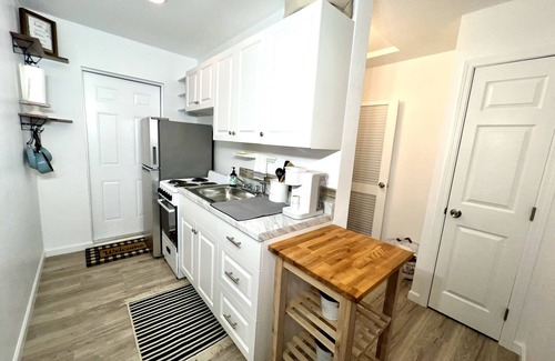 Tallahassee House | FAMU/FSU 1 bedroom/1 bath cozy home-deck, private fenced yard, free parking