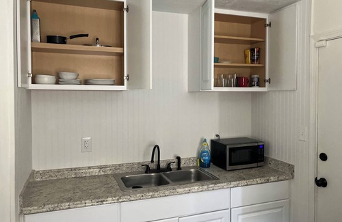Lawton House | Fancy Hooch Close to Fort Sill Accepts Pets.