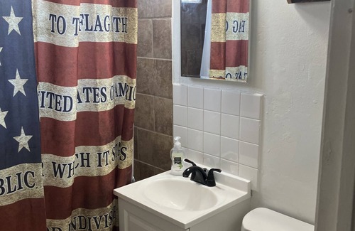 Lawton House | Fancy Hooch Close to Fort Sill Accepts Pets.