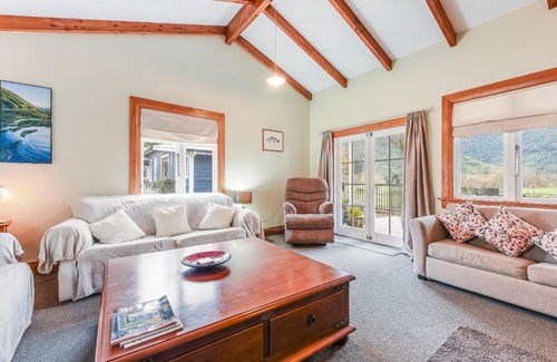 Saint Omer House | Fantail Cottage Kaiuma Bay - Havelock Holiday Home