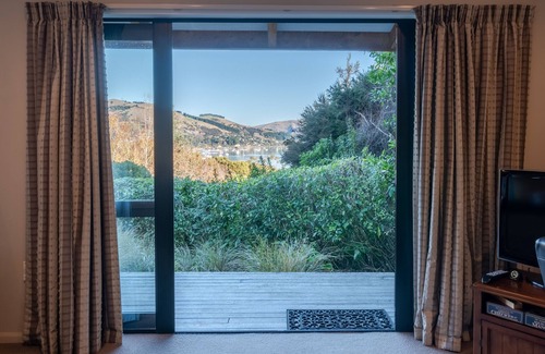 Akaroa Cottage | Fantail Cottage with Sea Views - Akaroa Home