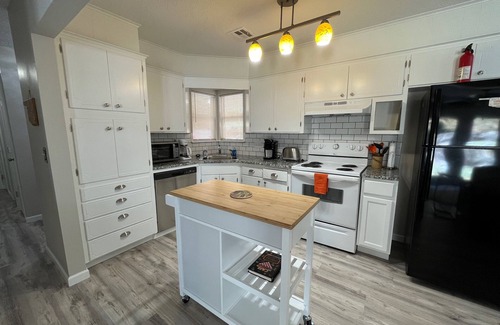 Norman House | Fantastic 3/2 near OU, fully stocked, 4 TVs, W/D