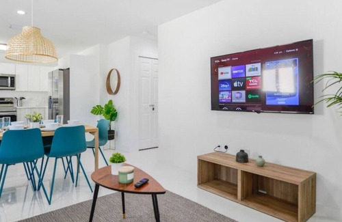 Gladeview House | ★Fantastic Brand New Duplex 3 BR/2 Bathrooms★