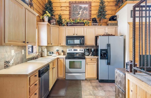 Branson Theater District Cabin | Fantastic Cabin Close to Branson Entertainment- Golf & Ticket Discounts!