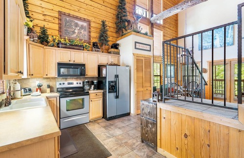 Branson Theater District Cabin | Fantastic Cabin Close to Branson Entertainment- Golf & Ticket Discounts!