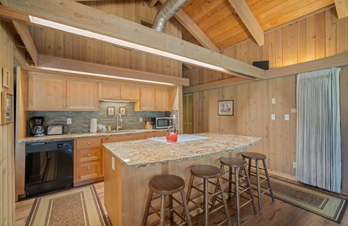 Black Butte Ranch House | Fantastic Cabin on Golf Course, Two Primary Suites, Huge Deck, Pet Friendly, Resort Amenities