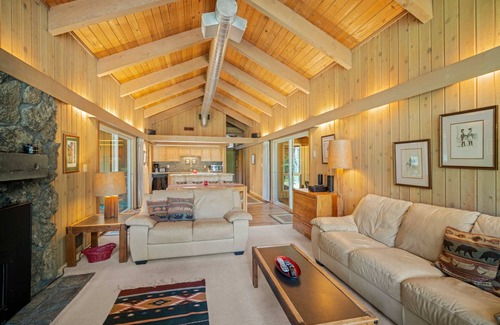 Black Butte Ranch House | Fantastic Cabin on Golf Course, Two Primary Suites, Huge Deck, Pet Friendly, Resort Amenities