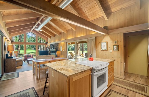 Black Butte Ranch House | Fantastic Cabin on Golf Course, Two Primary Suites, Huge Deck, Pet Friendly, Resort Amenities