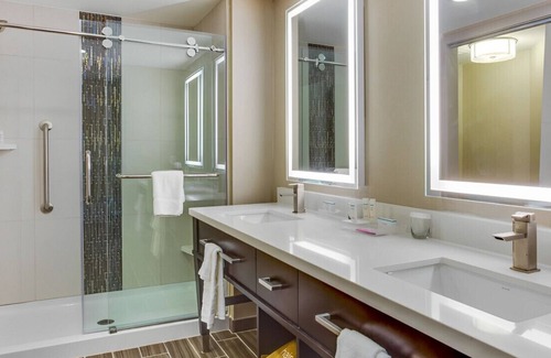 Hitch Village - Fred Wessels Homes House | Fantastic City View Room with Free Hot Breakfast