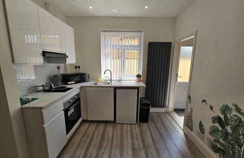 South Hornchurch Apartment | Fantastic Four Apartments, 20 minutes train ride to central London