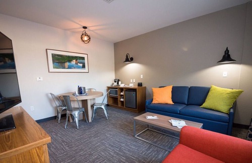 Circleville Resort | Fantastic Getaway for your Family! 3 Large Accommodations w/ Free Parking! Pools