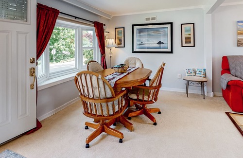 Buzzards Bay House | Fantastic getaway near the bay with large yard, fast WiFi, central AC & W/D