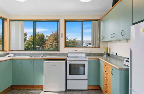 Waitahanui House | Fantastic Lake Front at 32