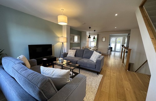 Windmill Hill House | Fantastic large town house situated 9 minute drive away from Bristol City Centre