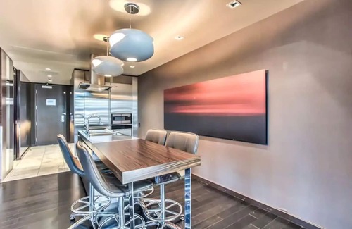 Las Vegas Condo | Fantastic Luxury 53rd Fl 1 Bedroom Condo with View