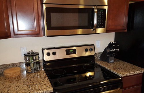 Long Pond House | Fantastic Luxury Home * HOT TUB * LINEN incl, Pool Table *6 Bed Rm, WI-FI NR All