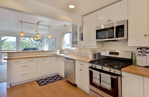 Freeland House | Fantastic, Multi-family, Medium Bank Waterfront Retreat in Freeland!