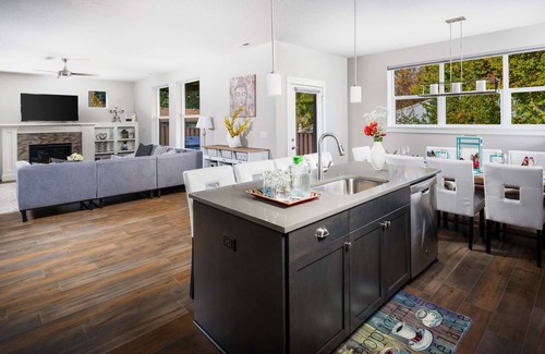 Aloha House | Fantastic New Retreat, Bright Open Floor Plan, WiFi, Game Console, Ping Pong, 20 Min to Portland