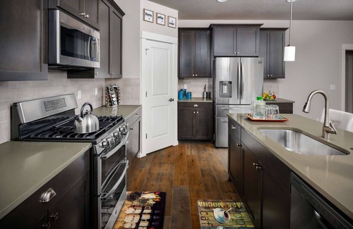 Aloha House | Fantastic New Retreat, Bright Open Floor Plan, WiFi, Game Console, Ping Pong, 20 Min to Portland