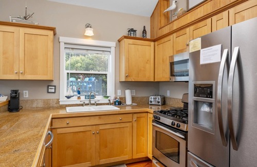 Roads End House | Fantastic Ocean View House with New Private Hot Tub, Pet Friendly, Pool Table, Fireplace, BBQ, WiFi