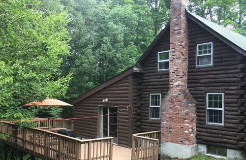 Wardsboro Cabin | Fantastic Pet-Friendly Log Cabin Close to Skiing
