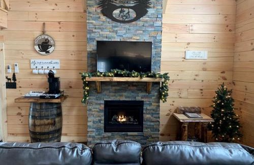 Mannsville House | Fantastic Secluded Cabin with Fire Pit and Hot-tub in Campbellsville, Kentucky
