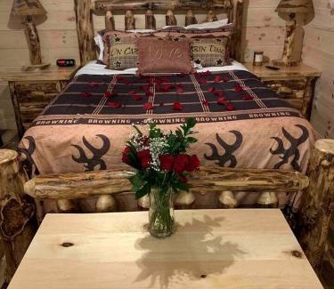 Mannsville House | Fantastic Secluded Cabin with Fire Pit and Hot-tub in Campbellsville, Kentucky