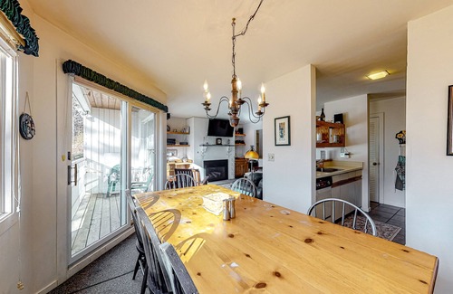 Warren Condo | Fantastic ski retreat with mountain views, fireplace & private balcony