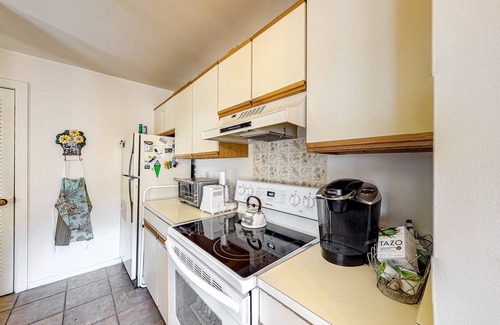 Warren Condo | Fantastic ski retreat with mountain views, fireplace & private balcony