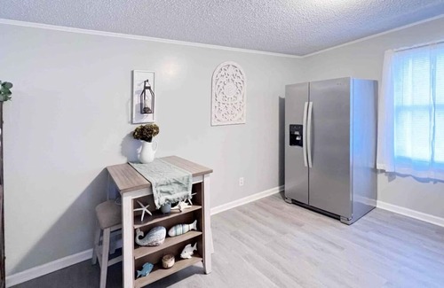 Morehead City Apartment | Fantastic spot for a solo or couples beach trip, steps from both beach & marina!