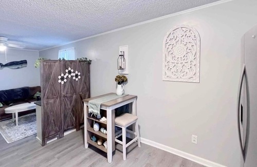 Morehead City Apartment | Fantastic spot for a solo or couples beach trip, steps from both beach & marina!