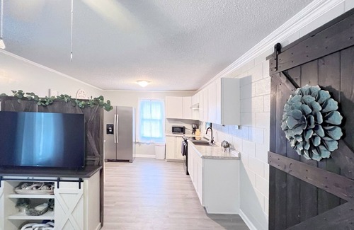Morehead City Apartment | Fantastic spot for a solo or couples beach trip, steps from both beach & marina!
