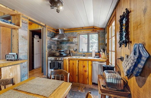 Idyllwild Cabin | Fantastic wooded escape with private hot tub, WiFi & deck