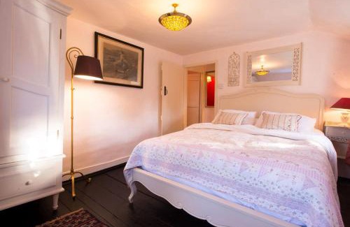 Sudbury House | Farm Cottage a cute C17th cottage a walk across the fields to a great pub