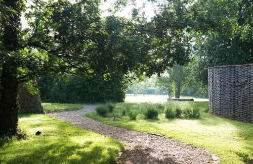 Sudbury House | Farm Cottage a cute C17th cottage a walk across the fields to a great pub