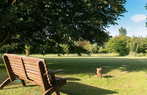 Sudbury House | Farm Cottage a cute C17th cottage a walk across the fields to a great pub