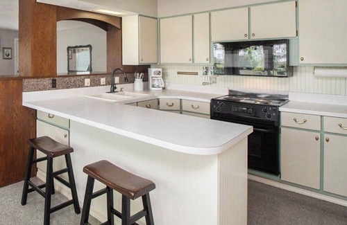 Baroda Other | Farm Escape-Pool, Fire Pit, Hot Tub, Starlink, Dog Friendly 1.5 hrs from Chicago