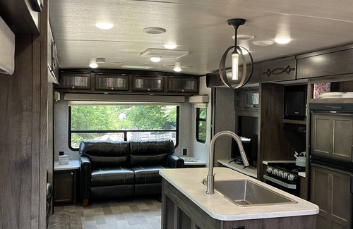 Hot Springs House | Farm Glamping @ The Sage Getaway RV