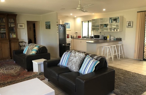 Bay Of Shoals House | Farm Home * + Air Con * Free WIFI * Beautiful Bush Views * Wildlife