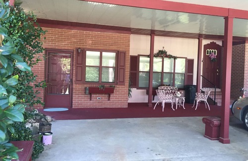 Live Oak House | Farm Stay 3 miles from Live Oak