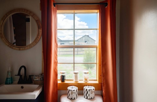 West Newton Apartment | Farm Stay Hot tub Pond Nature Views Near Dwntwn