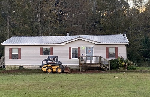 Monroe House | Farm Stay. Sanford stadiumWiFi , cable , My place is a farm .Wedding venues