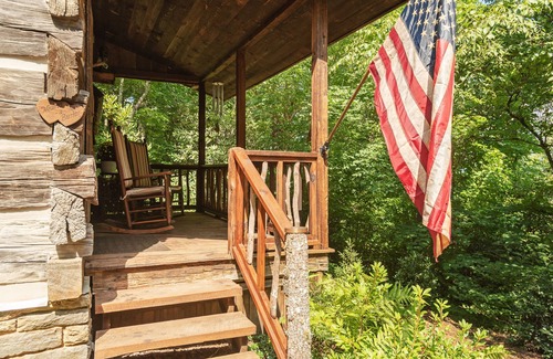 Fairview Cabin | Farm to Table Valley close to Asheville! Hearts-A-Bustin log cabin