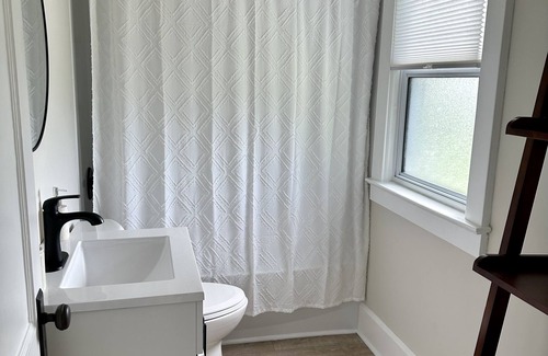 Burton Other | Farmhouse at Memory LakenSleeps 6 - 3 bedrooms - 1 bath